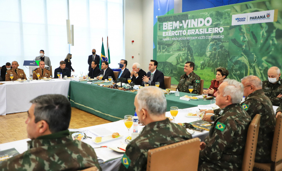 O governador Carlos Massa Ratinho Junior recebeu nesta sexta-feira (9), no Palácio Iguaçu, o comandante-geral do Exército Brasileiro, general Paulo Sérgio Nogueira de Oliveira, e uma comitiva com o alto comando da instituição militar. - Curitiba, 09/07/2021 - Foto: José Fernando Ogura/AEN