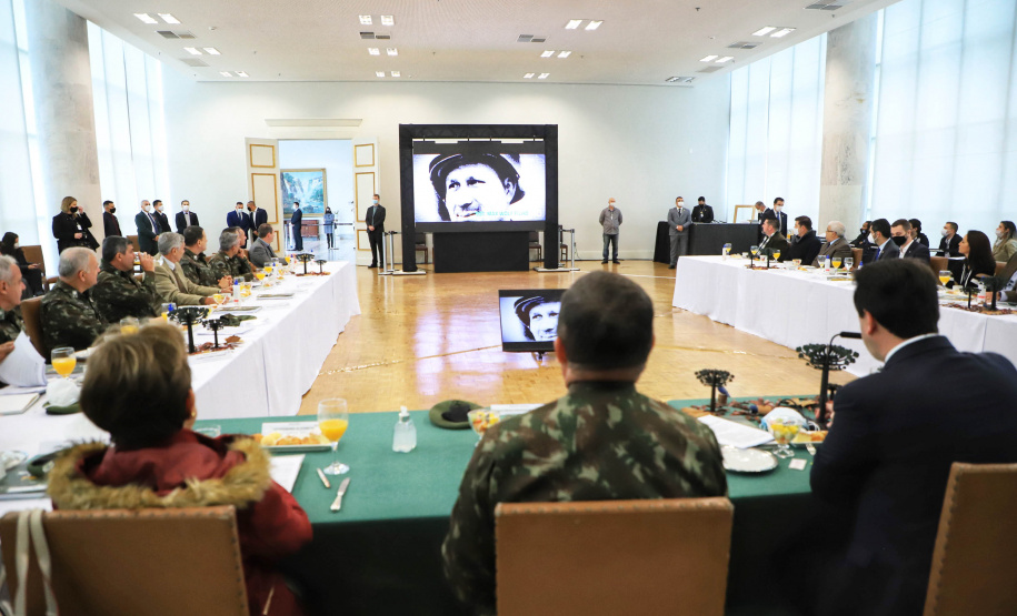 O governador Carlos Massa Ratinho Junior recebeu nesta sexta-feira (9), no Palácio Iguaçu, o comandante-geral do Exército Brasileiro, general Paulo Sérgio Nogueira de Oliveira, e uma comitiva com o alto comando da instituição militar. - Curitiba, 09/07/2021 - Foto: José Fernando Ogura/AEN