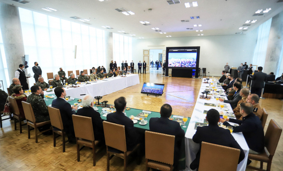 O governador Carlos Massa Ratinho Junior recebeu nesta sexta-feira (9), no Palácio Iguaçu, o comandante-geral do Exército Brasileiro, general Paulo Sérgio Nogueira de Oliveira, e uma comitiva com o alto comando da instituição militar. - Curitiba, 09/07/2021 - Foto: José Fernando Ogura/AEN