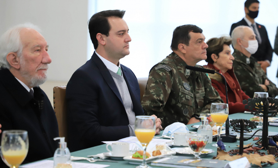 O governador Carlos Massa Ratinho Junior recebeu nesta sexta-feira (9), no Palácio Iguaçu, o comandante-geral do Exército Brasileiro, general Paulo Sérgio Nogueira de Oliveira, e uma comitiva com o alto comando da instituição militar. - Curitiba, 09/07/2021 - Foto: José Fernando Ogura/AEN