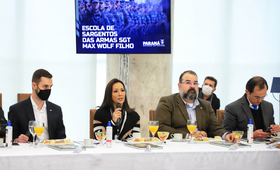 O governador Carlos Massa Ratinho Junior recebeu nesta sexta-feira (9), no Palácio Iguaçu, o comandante-geral do Exército Brasileiro, general Paulo Sérgio Nogueira de Oliveira, e uma comitiva com o alto comando da instituição militar. - Curitiba, 09/07/2021 - Foto: José Fernando Ogura/AEN