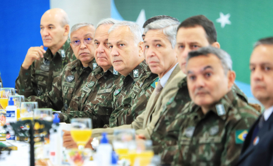 O governador Carlos Massa Ratinho Junior recebeu nesta sexta-feira (9), no Palácio Iguaçu, o comandante-geral do Exército Brasileiro, general Paulo Sérgio Nogueira de Oliveira, e uma comitiva com o alto comando da instituição militar. - Curitiba, 09/07/2021 - Foto: José Fernando Ogura/AEN