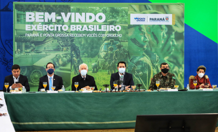 O governador Carlos Massa Ratinho Junior recebeu nesta sexta-feira (9), no Palácio Iguaçu, o comandante-geral do Exército Brasileiro, general Paulo Sérgio Nogueira de Oliveira, e uma comitiva com o alto comando da instituição militar. - Curitiba, 09/07/2021 - Foto: José Fernando Ogura/AEN