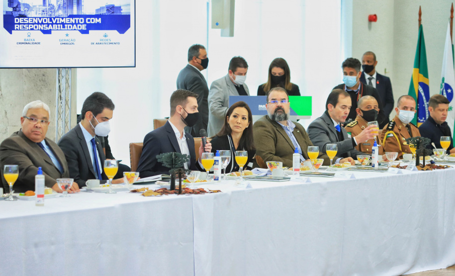 O governador Carlos Massa Ratinho Junior recebeu nesta sexta-feira (9), no Palácio Iguaçu, o comandante-geral do Exército Brasileiro, general Paulo Sérgio Nogueira de Oliveira, e uma comitiva com o alto comando da instituição militar. - Curitiba, 09/07/2021 - Foto: José Fernando Ogura/AEN