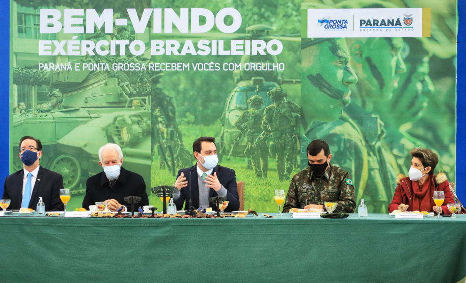 O governador Carlos Massa Ratinho Junior recebeu nesta sexta-feira (9), no Palácio Iguaçu, o comandante-geral do Exército Brasileiro, general Paulo Sérgio Nogueira de Oliveira, e uma comitiva com o alto comando da instituição militar. - Curitiba, 09/07/2021 - Foto: José Fernando Ogura/AEN