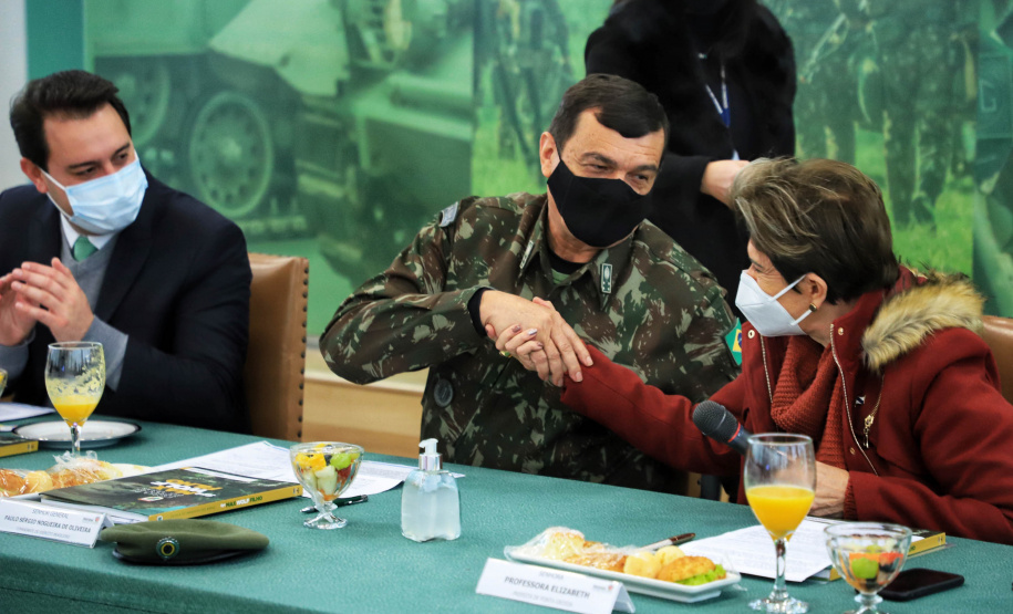 O governador Carlos Massa Ratinho Junior recebeu nesta sexta-feira (9), no Palácio Iguaçu, o comandante-geral do Exército Brasileiro, general Paulo Sérgio Nogueira de Oliveira, e uma comitiva com o alto comando da instituição militar. - Curitiba, 09/07/2021 - Foto: José Fernando Ogura/AEN