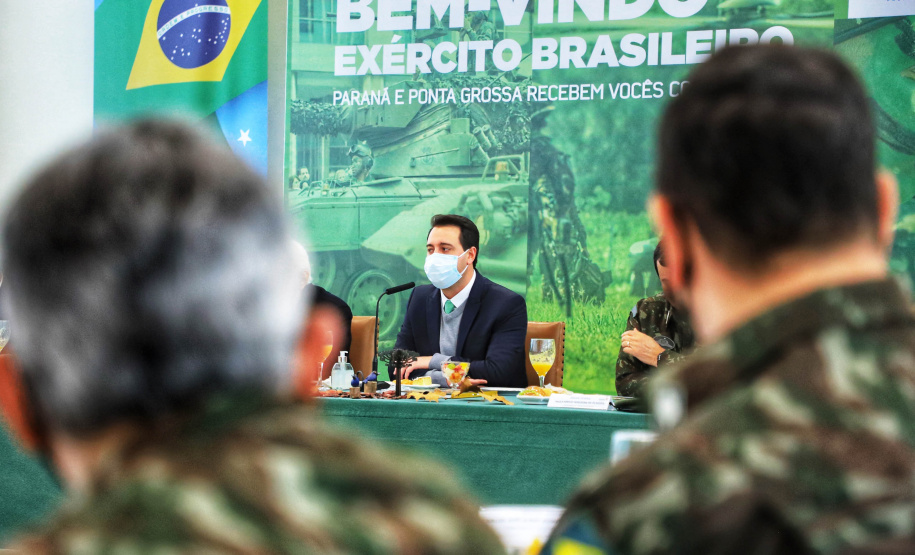 O governador Carlos Massa Ratinho Junior recebeu nesta sexta-feira (9), no Palácio Iguaçu, o comandante-geral do Exército Brasileiro, general Paulo Sérgio Nogueira de Oliveira, e uma comitiva com o alto comando da instituição militar. - Curitiba, 09/07/2021 - Foto: José Fernando Ogura/AEN