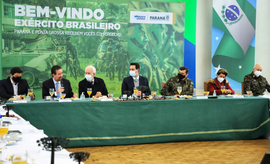 O governador Carlos Massa Ratinho Junior recebeu nesta sexta-feira (9), no Palácio Iguaçu, o comandante-geral do Exército Brasileiro, general Paulo Sérgio Nogueira de Oliveira, e uma comitiva com o alto comando da instituição militar. - Curitiba, 09/07/2021 - Foto: José Fernando Ogura/AEN