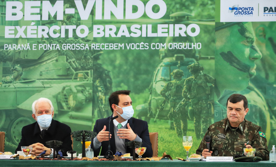 O governador Carlos Massa Ratinho Junior recebeu nesta sexta-feira (9), no Palácio Iguaçu, o comandante-geral do Exército Brasileiro, general Paulo Sérgio Nogueira de Oliveira, e uma comitiva com o alto comando da instituição militar. - Curitiba, 09/07/2021 - Foto: José Fernando Ogura/AEN