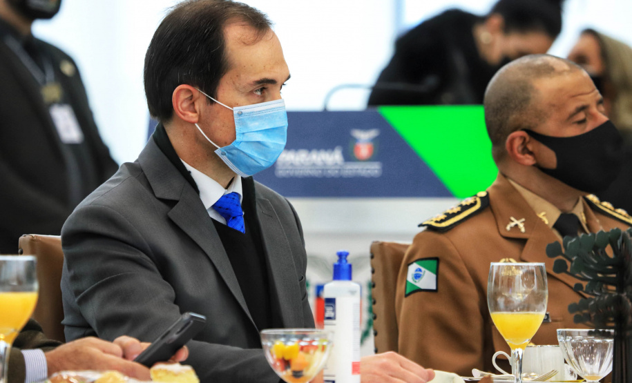 O governador Carlos Massa Ratinho Junior recebeu nesta sexta-feira (9), no Palácio Iguaçu, o comandante-geral do Exército Brasileiro, general Paulo Sérgio Nogueira de Oliveira, e uma comitiva com o alto comando da instituição militar. - Curitiba, 09/07/2021 - Foto: José Fernando Ogura/AEN