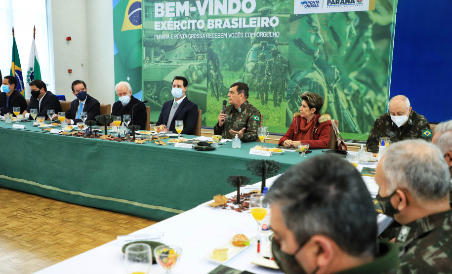 O governador Carlos Massa Ratinho Junior recebeu nesta sexta-feira (9), no Palácio Iguaçu, o comandante-geral do Exército Brasileiro, general Paulo Sérgio Nogueira de Oliveira, e uma comitiva com o alto comando da instituição militar. - Curitiba, 09/07/2021 - Foto: José Fernando Ogura/AEN