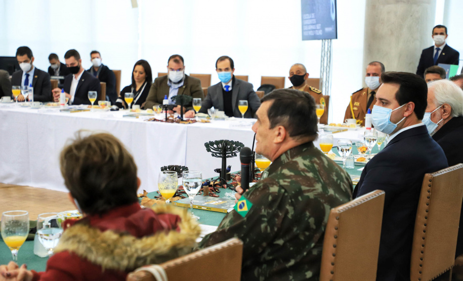 O governador Carlos Massa Ratinho Junior recebeu nesta sexta-feira (9), no Palácio Iguaçu, o comandante-geral do Exército Brasileiro, general Paulo Sérgio Nogueira de Oliveira, e uma comitiva com o alto comando da instituição militar. - Curitiba, 09/07/2021 - Foto: José Fernando Ogura/AEN