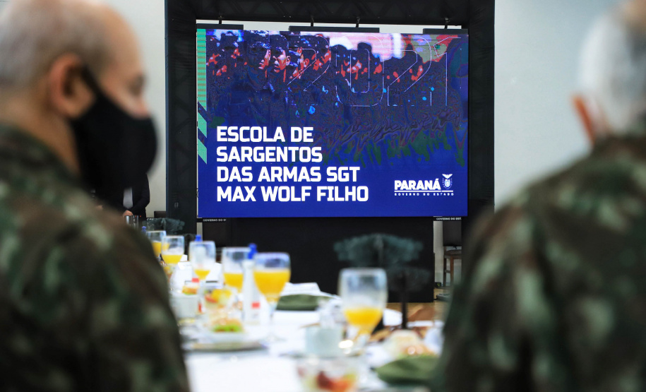 O governador Carlos Massa Ratinho Junior recebeu nesta sexta-feira (9), no Palácio Iguaçu, o comandante-geral do Exército Brasileiro, general Paulo Sérgio Nogueira de Oliveira, e uma comitiva com o alto comando da instituição militar. - Curitiba, 09/07/2021 - Foto: José Fernando Ogura/AEN