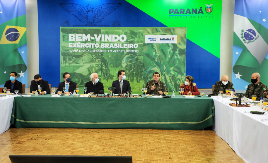 O governador Carlos Massa Ratinho Junior recebeu nesta sexta-feira (9), no Palácio Iguaçu, o comandante-geral do Exército Brasileiro, general Paulo Sérgio Nogueira de Oliveira, e uma comitiva com o alto comando da instituição militar. - Curitiba, 09/07/2021 - Foto: José Fernando Ogura/AEN