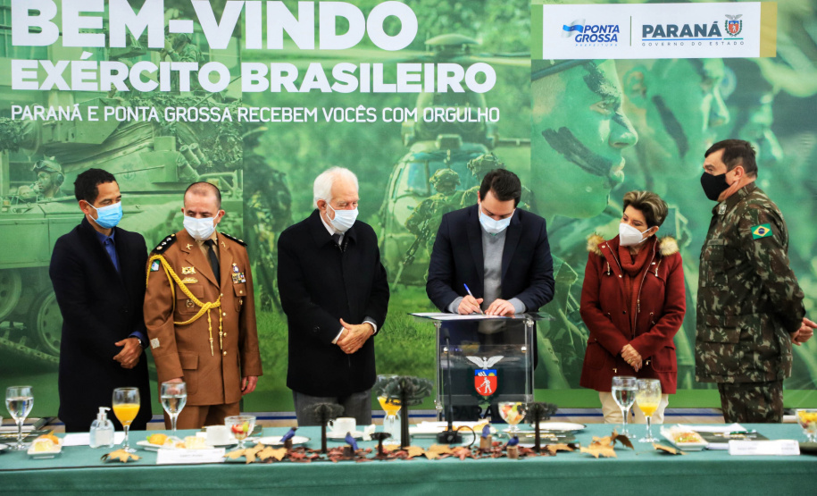 O governador Carlos Massa Ratinho Junior recebeu nesta sexta-feira (9), no Palácio Iguaçu, o comandante-geral do Exército Brasileiro, general Paulo Sérgio Nogueira de Oliveira, e uma comitiva com o alto comando da instituição militar. - Curitiba, 09/07/2021 - Foto: José Fernando Ogura/AEN