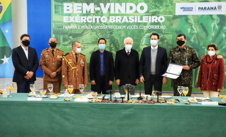 O governador Carlos Massa Ratinho Junior recebeu nesta sexta-feira (9), no Palácio Iguaçu, o comandante-geral do Exército Brasileiro, general Paulo Sérgio Nogueira de Oliveira, e uma comitiva com o alto comando da instituição militar. - Curitiba, 09/07/2021 - Foto: José Fernando Ogura/AEN