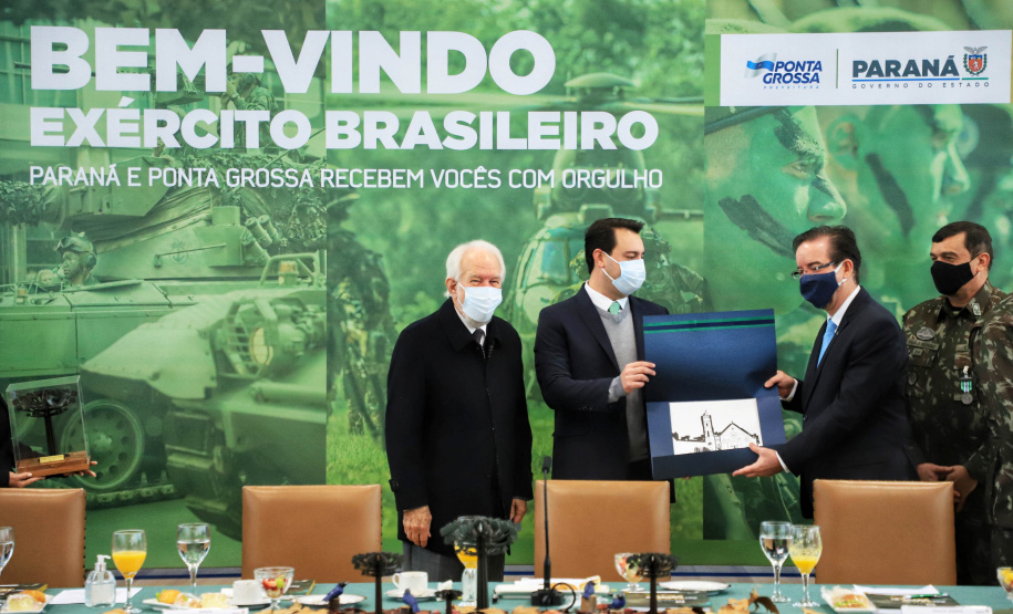 O governador Carlos Massa Ratinho Junior recebeu nesta sexta-feira (9), no Palácio Iguaçu, o comandante-geral do Exército Brasileiro, general Paulo Sérgio Nogueira de Oliveira, e uma comitiva com o alto comando da instituição militar. - Curitiba, 09/07/2021 - Foto: José Fernando Ogura/AEN