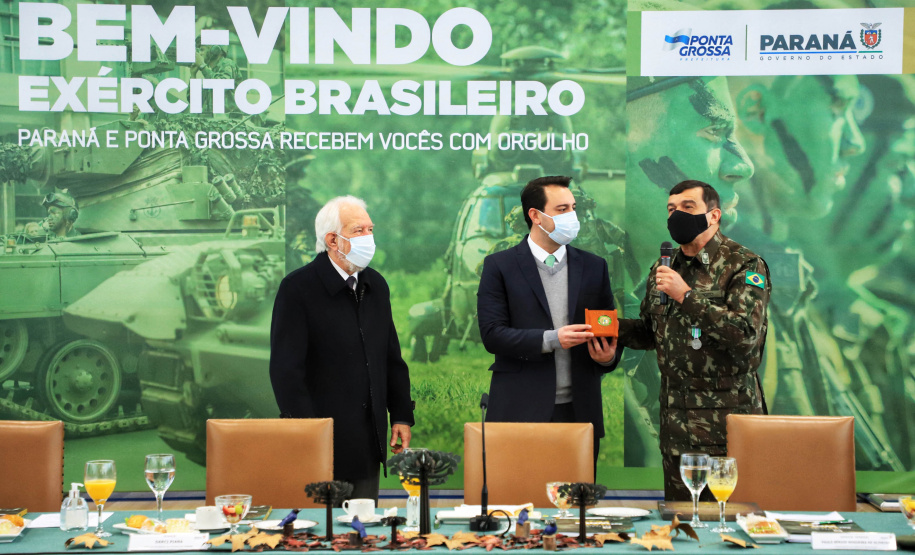 O governador Carlos Massa Ratinho Junior recebeu nesta sexta-feira (9), no Palácio Iguaçu, o comandante-geral do Exército Brasileiro, general Paulo Sérgio Nogueira de Oliveira, e uma comitiva com o alto comando da instituição militar. - Curitiba, 09/07/2021 - Foto: José Fernando Ogura/AEN