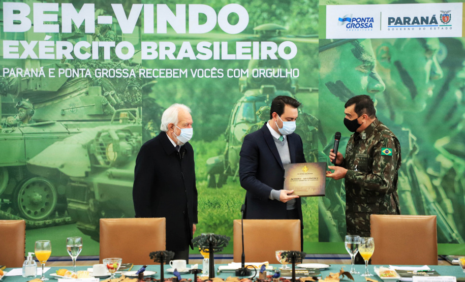 O governador Carlos Massa Ratinho Junior recebeu nesta sexta-feira (9), no Palácio Iguaçu, o comandante-geral do Exército Brasileiro, general Paulo Sérgio Nogueira de Oliveira, e uma comitiva com o alto comando da instituição militar. - Curitiba, 09/07/2021 - Foto: José Fernando Ogura/AEN