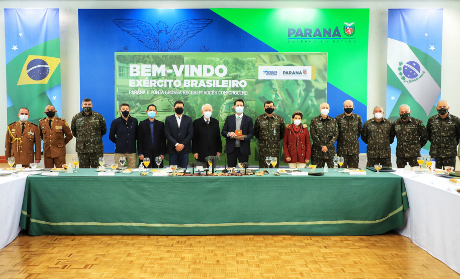 O governador Carlos Massa Ratinho Junior recebeu nesta sexta-feira (9), no Palácio Iguaçu, o comandante-geral do Exército Brasileiro, general Paulo Sérgio Nogueira de Oliveira, e uma comitiva com o alto comando da instituição militar. - Curitiba, 09/07/2021 - Foto: José Fernando Ogura/AEN