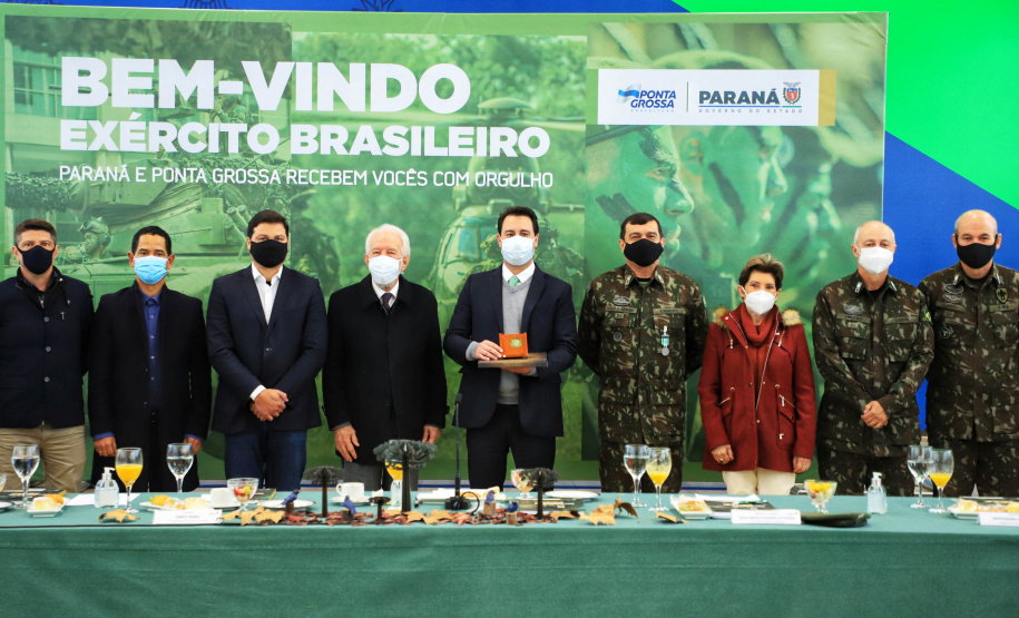 O governador Carlos Massa Ratinho Junior recebeu nesta sexta-feira (9), no Palácio Iguaçu, o comandante-geral do Exército Brasileiro, general Paulo Sérgio Nogueira de Oliveira, e uma comitiva com o alto comando da instituição militar. - Curitiba, 09/07/2021 - Foto: José Fernando Ogura/AEN