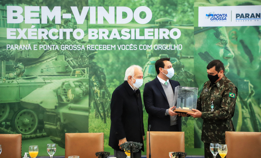 O governador Carlos Massa Ratinho Junior recebeu nesta sexta-feira (9), no Palácio Iguaçu, o comandante-geral do Exército Brasileiro, general Paulo Sérgio Nogueira de Oliveira, e uma comitiva com o alto comando da instituição militar. - Curitiba, 09/07/2021 - Foto: José Fernando Ogura/AEN