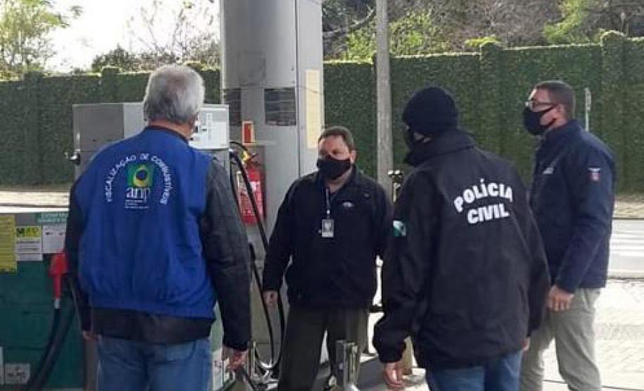 Uma força-tarefa envolvendo a Polícia Civil do Paraná (PCPR), a Agência Nacional do Petróleo, Gás Natural e Biocombustíveis (ANP), o Departamento Estadual de Proteção e Defesa do Consumidor (Procon), o Instituto de Pesos e Medidas (Ipem) e o Instituto de Criminalística da Polícia Científica, participou de uma ação nacional para fiscalizar 300 postos de combustíveis no Paraná. - Curitiba, 09/07/2021 - Foto: Polícia Civil do Paraná