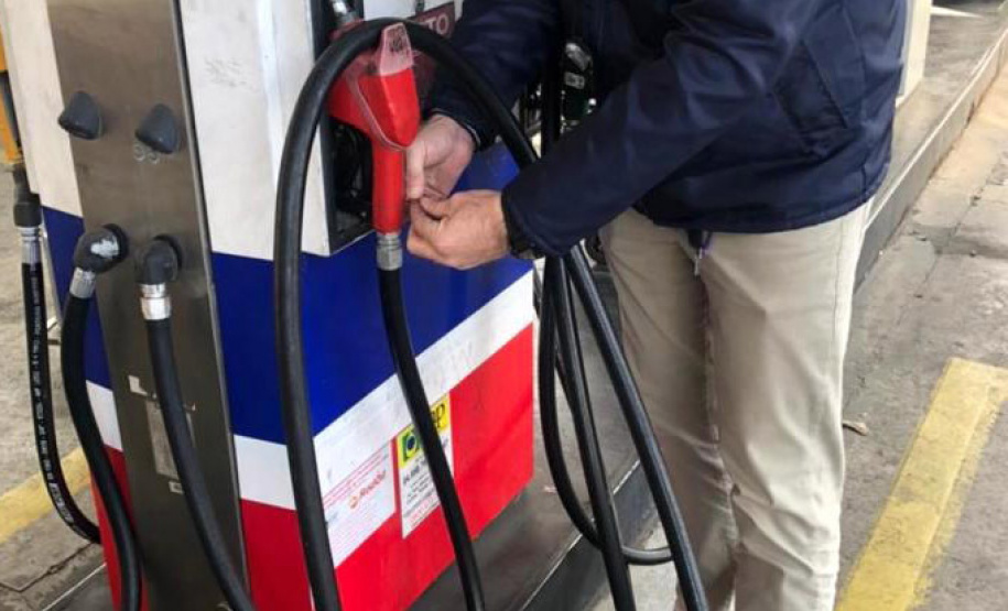 Uma força-tarefa envolvendo a Polícia Civil do Paraná (PCPR), a Agência Nacional do Petróleo, Gás Natural e Biocombustíveis (ANP), o Departamento Estadual de Proteção e Defesa do Consumidor (Procon), o Instituto de Pesos e Medidas (Ipem) e o Instituto de Criminalística da Polícia Científica, participou de uma ação nacional para fiscalizar 300 postos de combustíveis no Paraná. - Curitiba, 09/07/2021 - Foto: Polícia Civil do Paraná