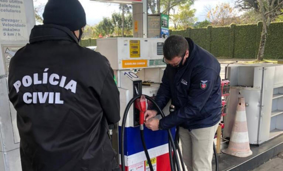 Uma força-tarefa envolvendo a Polícia Civil do Paraná (PCPR), a Agência Nacional do Petróleo, Gás Natural e Biocombustíveis (ANP), o Departamento Estadual de Proteção e Defesa do Consumidor (Procon), o Instituto de Pesos e Medidas (Ipem) e o Instituto de Criminalística da Polícia Científica, participou de uma ação nacional para fiscalizar 300 postos de combustíveis no Paraná. - Curitiba, 09/07/2021 - Foto: Polícia Civil do Paraná