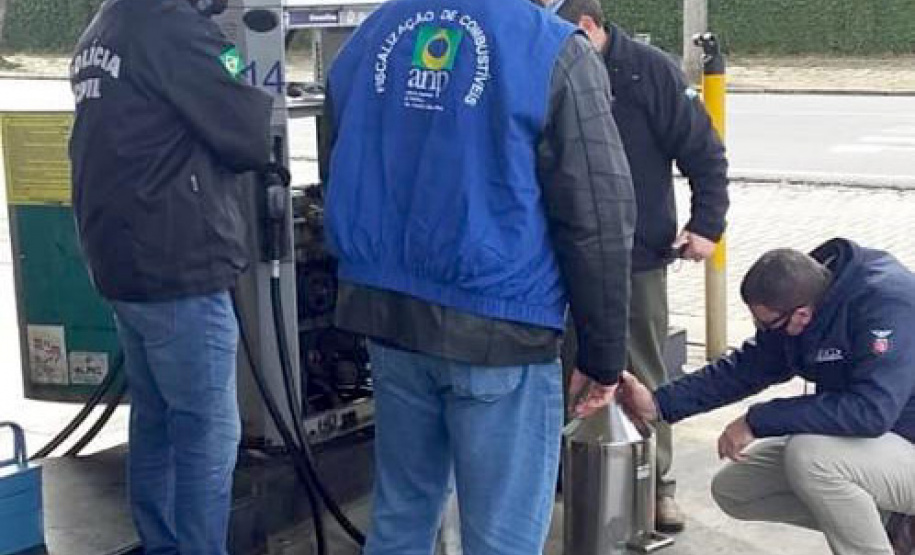 Uma força-tarefa envolvendo a Polícia Civil do Paraná (PCPR), a Agência Nacional do Petróleo, Gás Natural e Biocombustíveis (ANP), o Departamento Estadual de Proteção e Defesa do Consumidor (Procon), o Instituto de Pesos e Medidas (Ipem) e o Instituto de Criminalística da Polícia Científica, participou de uma ação nacional para fiscalizar 300 postos de combustíveis no Paraná. - Curitiba, 09/07/2021 - Foto: Polícia Civil do Paraná