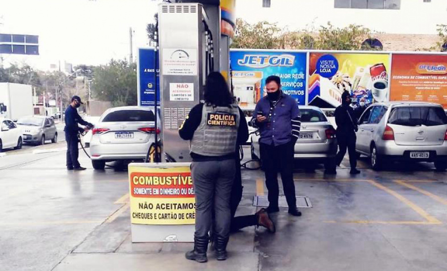 Uma força-tarefa envolvendo a Polícia Civil do Paraná (PCPR), a Agência Nacional do Petróleo, Gás Natural e Biocombustíveis (ANP), o Departamento Estadual de Proteção e Defesa do Consumidor (Procon), o Instituto de Pesos e Medidas (Ipem) e o Instituto de Criminalística da Polícia Científica, participou de uma ação nacional para fiscalizar 300 postos de combustíveis no Paraná. - Curitiba, 09/07/2021 - Foto: Polícia Civil do Paraná