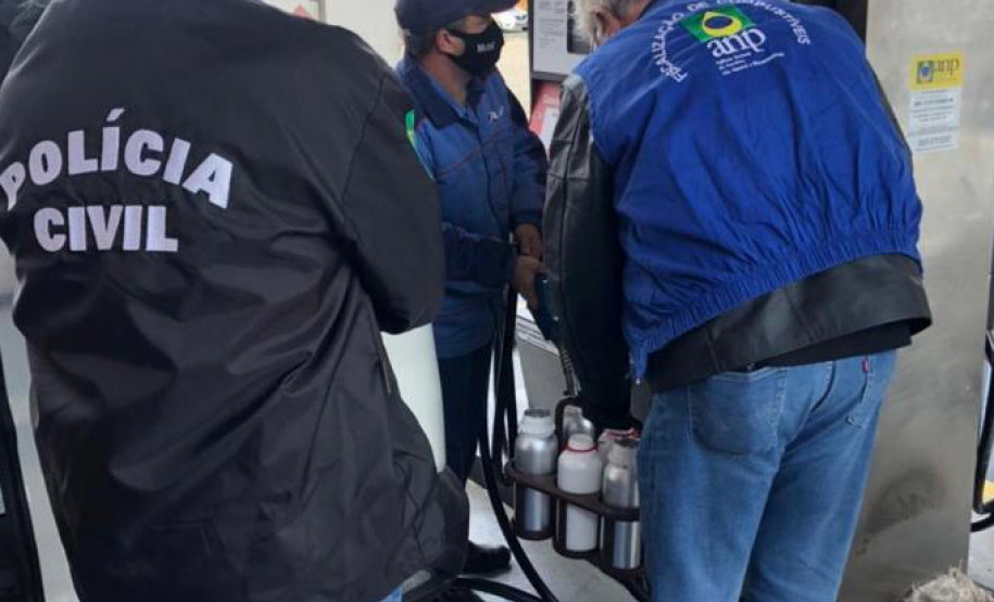 Uma força-tarefa envolvendo a Polícia Civil do Paraná (PCPR), a Agência Nacional do Petróleo, Gás Natural e Biocombustíveis (ANP), o Departamento Estadual de Proteção e Defesa do Consumidor (Procon), o Instituto de Pesos e Medidas (Ipem) e o Instituto de Criminalística da Polícia Científica, participou de uma ação nacional para fiscalizar 300 postos de combustíveis no Paraná. - Curitiba, 09/07/2021 - Foto: Polícia Civil do Paraná