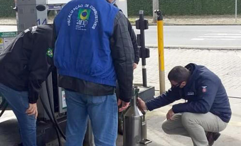 Uma força-tarefa envolvendo a Polícia Civil do Paraná (PCPR), a Agência Nacional do Petróleo, Gás Natural e Biocombustíveis (ANP), o Departamento Estadual de Proteção e Defesa do Consumidor (Procon), o Instituto de Pesos e Medidas (Ipem) e o Instituto de Criminalística da Polícia Científica, participou de uma ação nacional para fiscalizar 300 postos de combustíveis no Paraná. - Curitiba, 09/07/2021 - Foto: Polícia Civil do Paraná