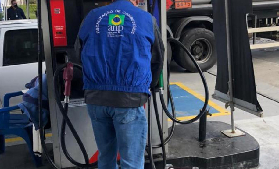 Uma força-tarefa envolvendo a Polícia Civil do Paraná (PCPR), a Agência Nacional do Petróleo, Gás Natural e Biocombustíveis (ANP), o Departamento Estadual de Proteção e Defesa do Consumidor (Procon), o Instituto de Pesos e Medidas (Ipem) e o Instituto de Criminalística da Polícia Científica, participou de uma ação nacional para fiscalizar 300 postos de combustíveis no Paraná. - Curitiba, 09/07/2021 - Foto: Polícia Civil do Paraná
