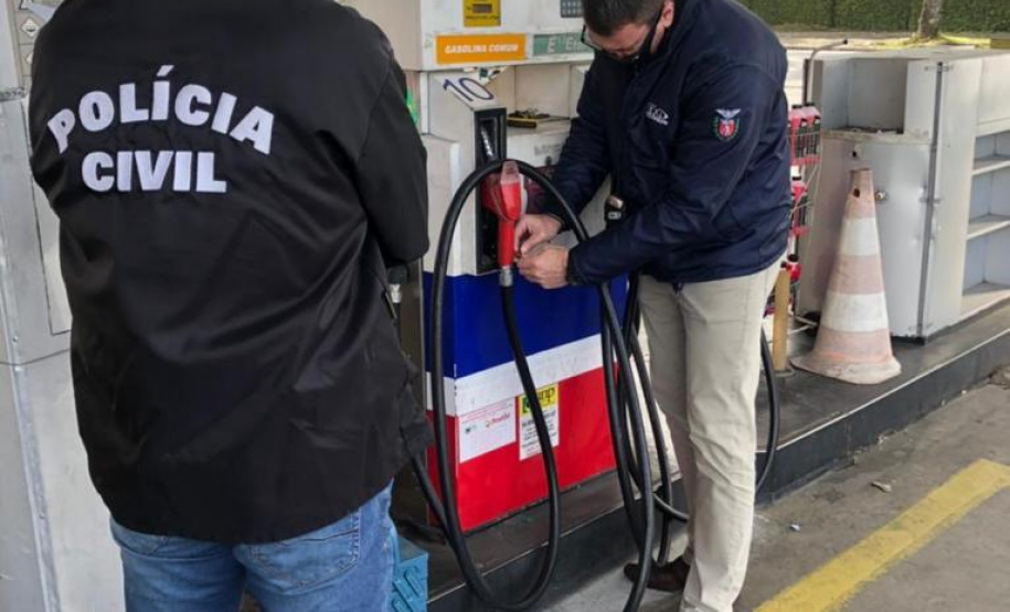 Uma força-tarefa envolvendo a Polícia Civil do Paraná (PCPR), a Agência Nacional do Petróleo, Gás Natural e Biocombustíveis (ANP), o Departamento Estadual de Proteção e Defesa do Consumidor (Procon), o Instituto de Pesos e Medidas (Ipem) e o Instituto de Criminalística da Polícia Científica, participou de uma ação nacional para fiscalizar 300 postos de combustíveis no Paraná. - Curitiba, 09/07/2021 - Foto: Polícia Civil do Paraná