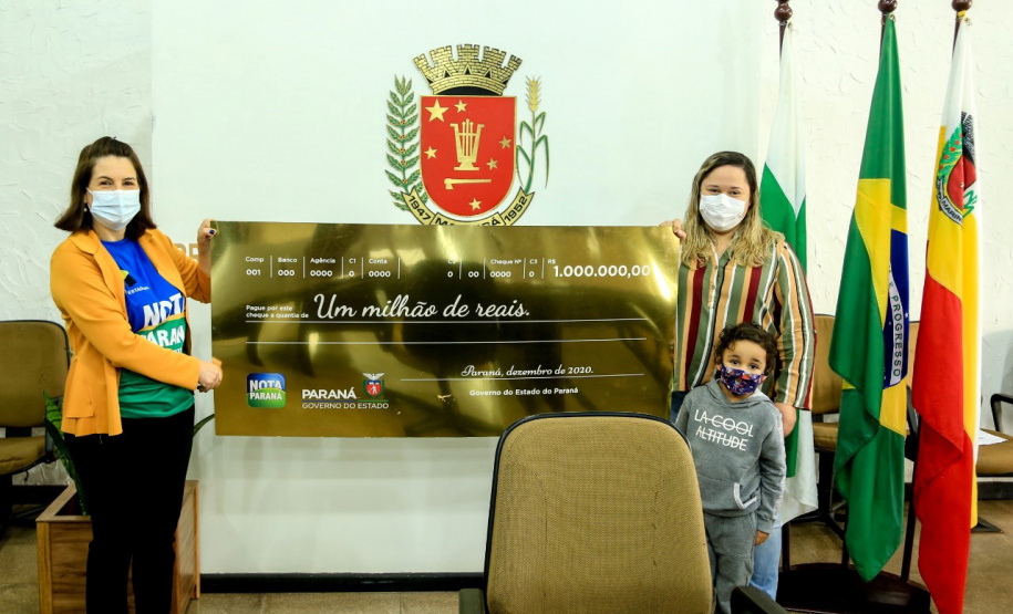 Dia especial para a Engenheira Civil Camila V. moradora de Maringá, ela recebeu nesta sexta-feira (09/07) o prêmio máximo do programa Nota Paraná, com o qual foi contemplada no sorteio deste mês realizado na quinta-feira (08/07). O segundo maior prêmio, de R$ 200 mil reais, foi para o estoquista Nelson G. de São José dos Pinhais, região metropolitana de Curitiba.   -  Curitiba, 09/07/2021  -  Foto; SEFA