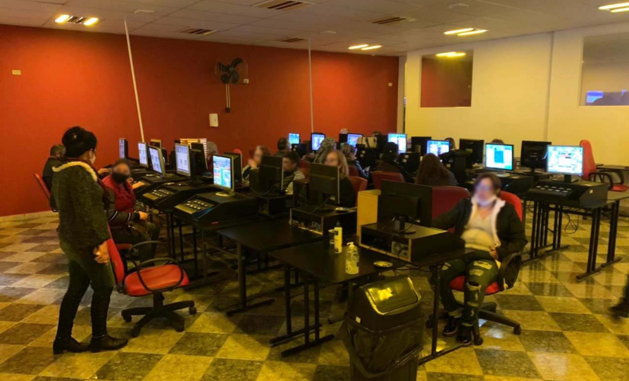 AIFU flagra mais de 300 pessoas e apreende 38 máquinas caça-níqueis em Curitiba nesta madrugada
. Foto:SESP