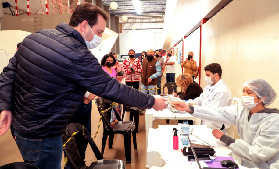 O governador Carlos Massa Ratinho Junior recebe a vacina contra coronavírus. Apucarana, 11/07/2021. Foto: AEN