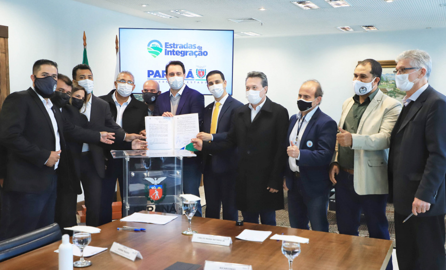O Governo do Estado vai recuperar mais 55 quilômetros com nova pavimentação em estradas rurais de dez cidades do Paraná. Os convênios com as prefeituras foram assinados nesta segunda-feira (12), em cerimônia no Palácio Iguaçu, pelo governador Carlos Massa Ratinho Junior. - Curitiba, 12/07/2021 - Foto: José Fernando Ogura/AEN