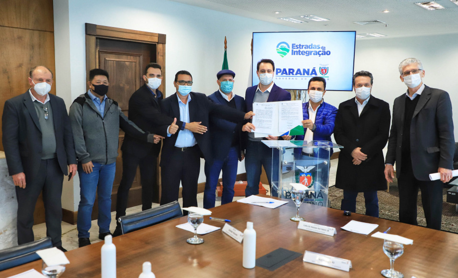O Governo do Estado vai recuperar mais 55 quilômetros com nova pavimentação em estradas rurais de dez cidades do Paraná. Os convênios com as prefeituras foram assinados nesta segunda-feira (12), em cerimônia no Palácio Iguaçu, pelo governador Carlos Massa Ratinho Junior. - Curitiba, 12/07/2021 - Foto: José Fernando Ogura/AEN