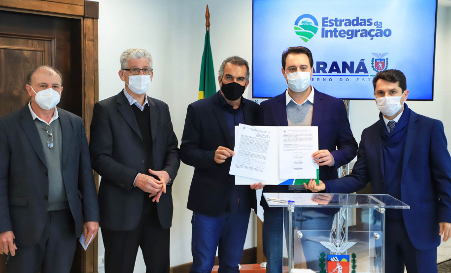 O Governo do Estado vai recuperar mais 55 quilômetros com nova pavimentação em estradas rurais de dez cidades do Paraná. Os convênios com as prefeituras foram assinados nesta segunda-feira (12), em cerimônia no Palácio Iguaçu, pelo governador Carlos Massa Ratinho Junior. - Curitiba, 12/07/2021 - Foto: José Fernando Ogura/AEN