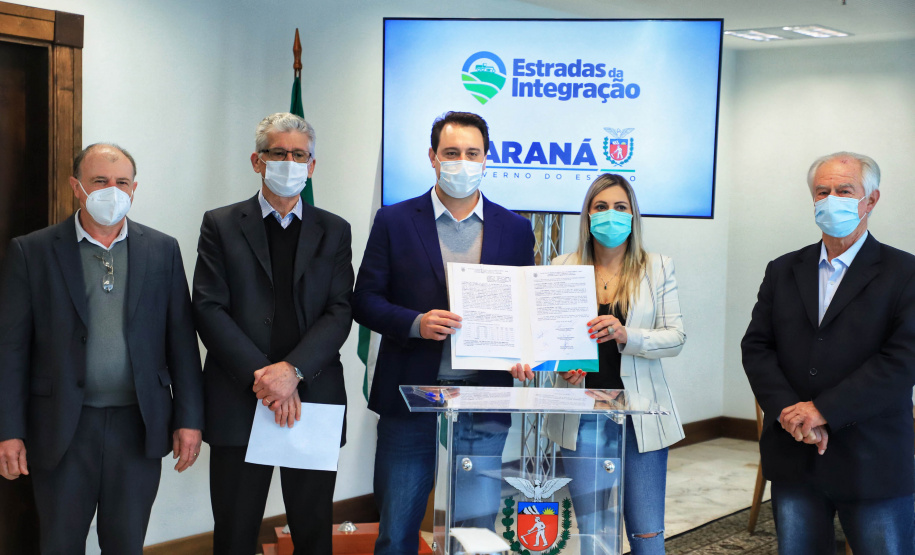 O Governo do Estado vai recuperar mais 55 quilômetros com nova pavimentação em estradas rurais de dez cidades do Paraná. Os convênios com as prefeituras foram assinados nesta segunda-feira (12), em cerimônia no Palácio Iguaçu, pelo governador Carlos Massa Ratinho Junior. - Curitiba, 12/07/2021 - Foto: José Fernando Ogura/AEN