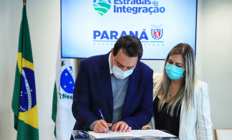 O Governo do Estado vai recuperar mais 55 quilômetros com nova pavimentação em estradas rurais de dez cidades do Paraná. Os convênios com as prefeituras foram assinados nesta segunda-feira (12), em cerimônia no Palácio Iguaçu, pelo governador Carlos Massa Ratinho Junior. - Curitiba, 12/07/2021 - Foto: José Fernando Ogura/AEN