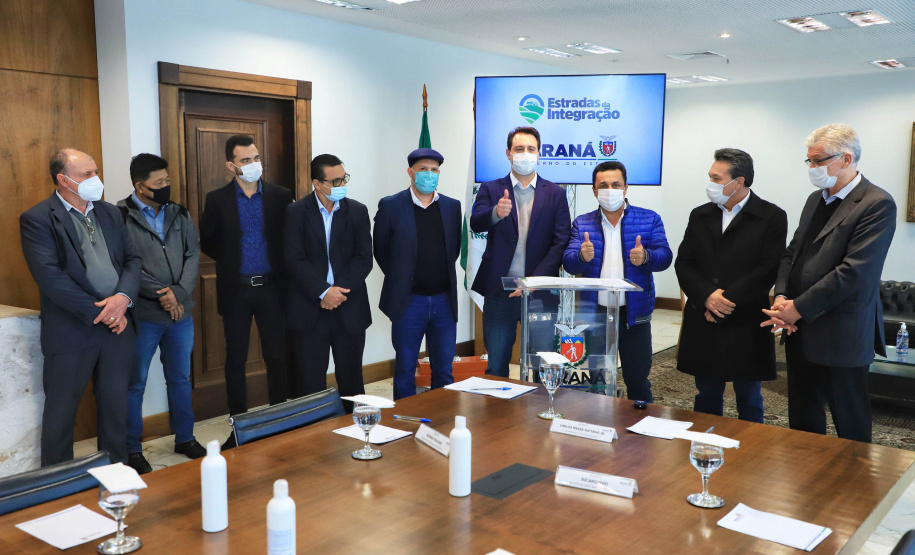 O Governo do Estado vai recuperar mais 55 quilômetros com nova pavimentação em estradas rurais de dez cidades do Paraná. Os convênios com as prefeituras foram assinados nesta segunda-feira (12), em cerimônia no Palácio Iguaçu, pelo governador Carlos Massa Ratinho Junior. - Curitiba, 12/07/2021 - Foto: José Fernando Ogura/AEN