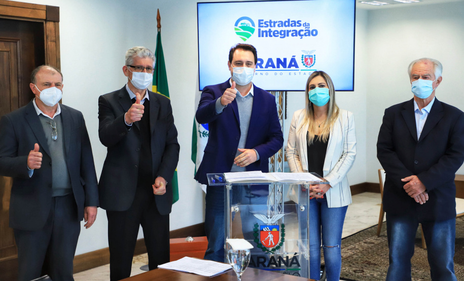 O Governo do Estado vai recuperar mais 55 quilômetros com nova pavimentação em estradas rurais de dez cidades do Paraná. Os convênios com as prefeituras foram assinados nesta segunda-feira (12), em cerimônia no Palácio Iguaçu, pelo governador Carlos Massa Ratinho Junior. - Curitiba, 12/07/2021 - Foto: José Fernando Ogura/AEN