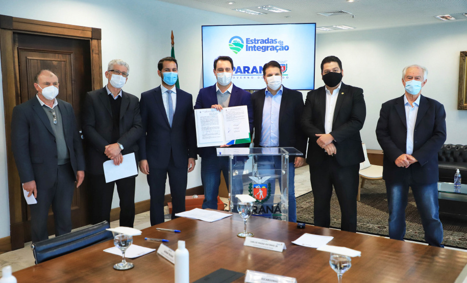 O Governo do Estado vai recuperar mais 55 quilômetros com nova pavimentação em estradas rurais de dez cidades do Paraná. Os convênios com as prefeituras foram assinados nesta segunda-feira (12), em cerimônia no Palácio Iguaçu, pelo governador Carlos Massa Ratinho Junior. - Curitiba, 12/07/2021 - Foto: José Fernando Ogura/AEN