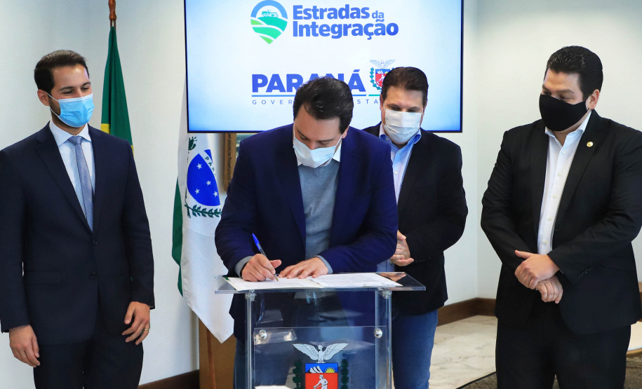O Governo do Estado vai recuperar mais 55 quilômetros com nova pavimentação em estradas rurais de dez cidades do Paraná. Os convênios com as prefeituras foram assinados nesta segunda-feira (12), em cerimônia no Palácio Iguaçu, pelo governador Carlos Massa Ratinho Junior. - Curitiba, 12/07/2021 - Foto: José Fernando Ogura/AEN