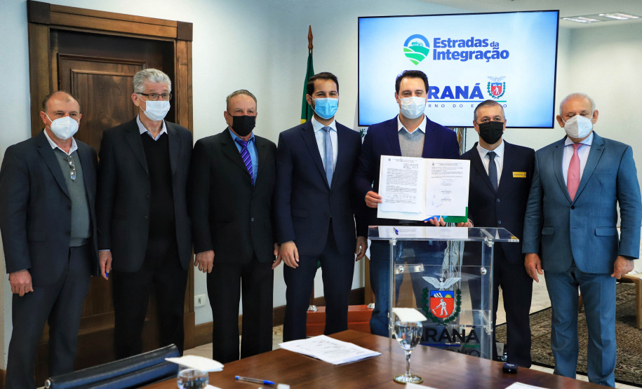 O Governo do Estado vai recuperar mais 55 quilômetros com nova pavimentação em estradas rurais de dez cidades do Paraná. Os convênios com as prefeituras foram assinados nesta segunda-feira (12), em cerimônia no Palácio Iguaçu, pelo governador Carlos Massa Ratinho Junior. - Curitiba, 12/07/2021 - Foto: José Fernando Ogura/AEN