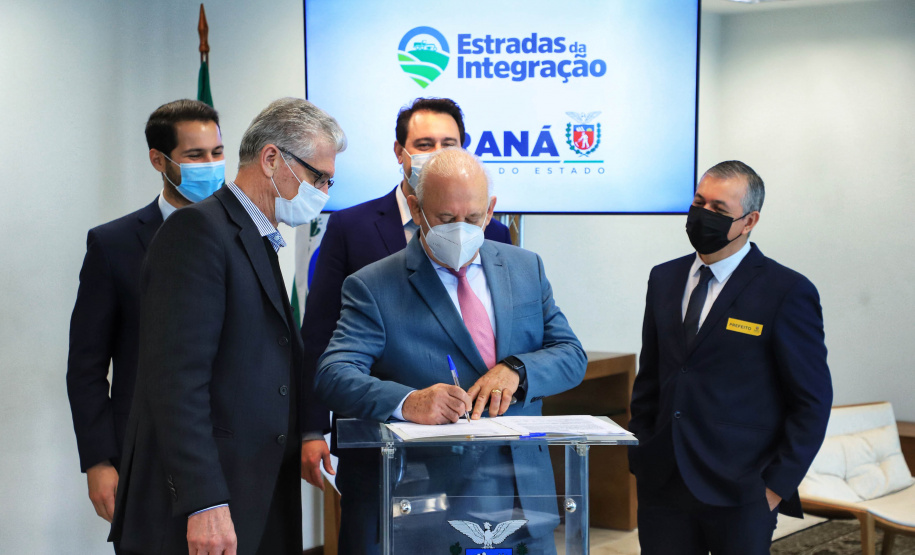 O Governo do Estado vai recuperar mais 55 quilômetros com nova pavimentação em estradas rurais de dez cidades do Paraná. Os convênios com as prefeituras foram assinados nesta segunda-feira (12), em cerimônia no Palácio Iguaçu, pelo governador Carlos Massa Ratinho Junior. - Curitiba, 12/07/2021 - Foto: José Fernando Ogura/AEN
