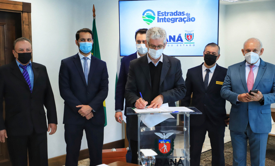 O Governo do Estado vai recuperar mais 55 quilômetros com nova pavimentação em estradas rurais de dez cidades do Paraná. Os convênios com as prefeituras foram assinados nesta segunda-feira (12), em cerimônia no Palácio Iguaçu, pelo governador Carlos Massa Ratinho Junior. - Curitiba, 12/07/2021 - Foto: José Fernando Ogura/AEN